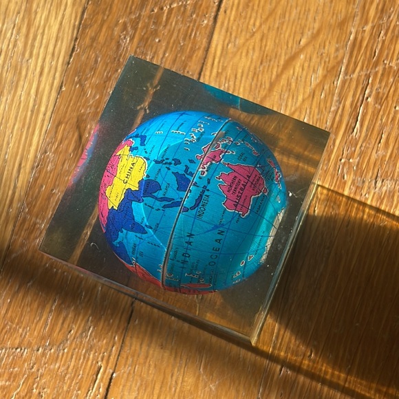 Small world globe in clear Resin - Picture 8 of 8
